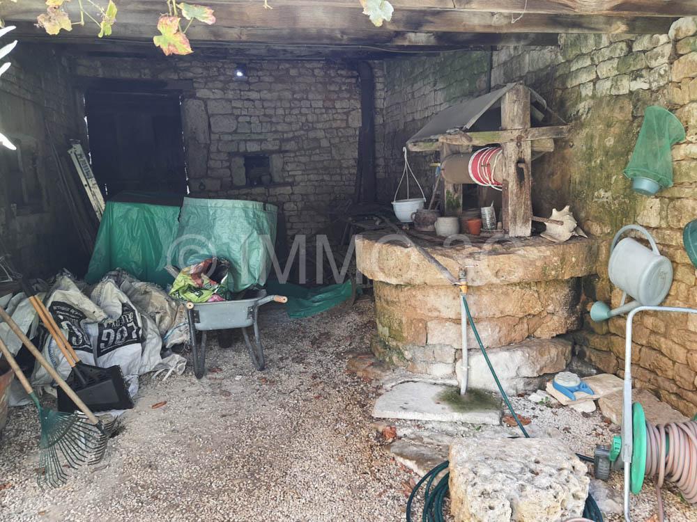 Belle maison en pierres avec jardin arboré