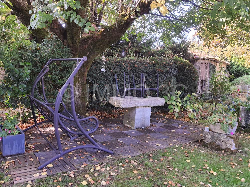 Belle maison en pierres avec jardin arboré