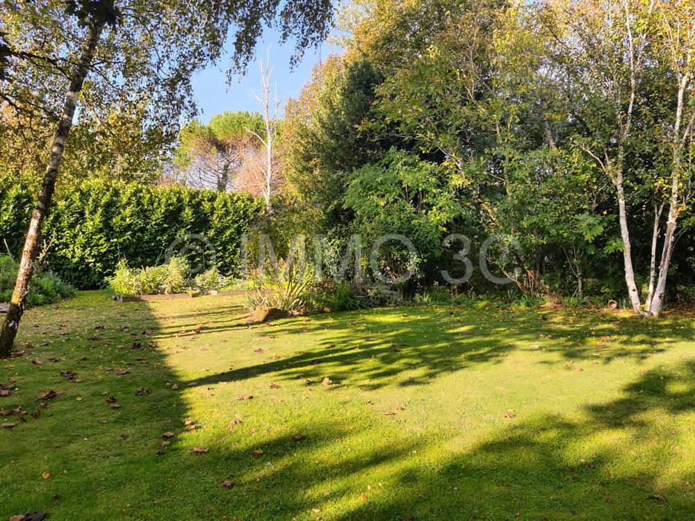 Belle maison en pierres avec jardin arboré