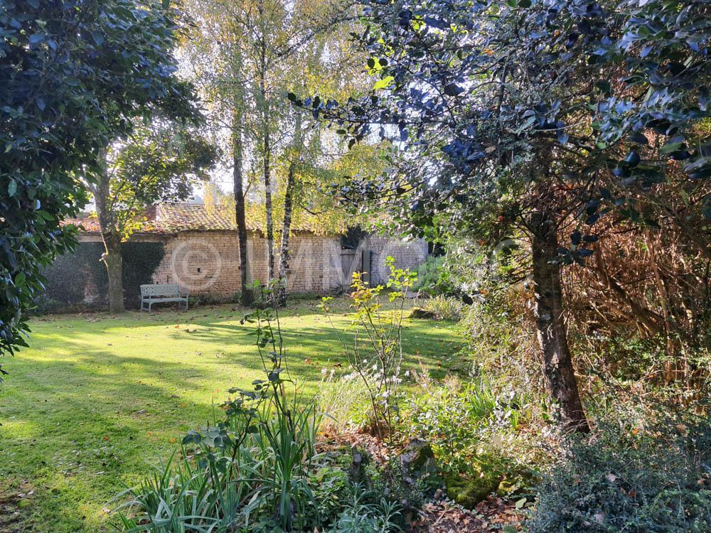 Belle maison en pierres avec jardin arboré