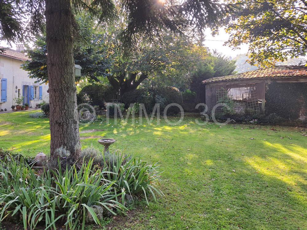Belle maison en pierres avec jardin arboré