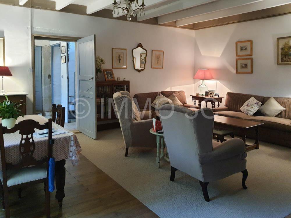 Belle maison en pierres avec jardin arboré