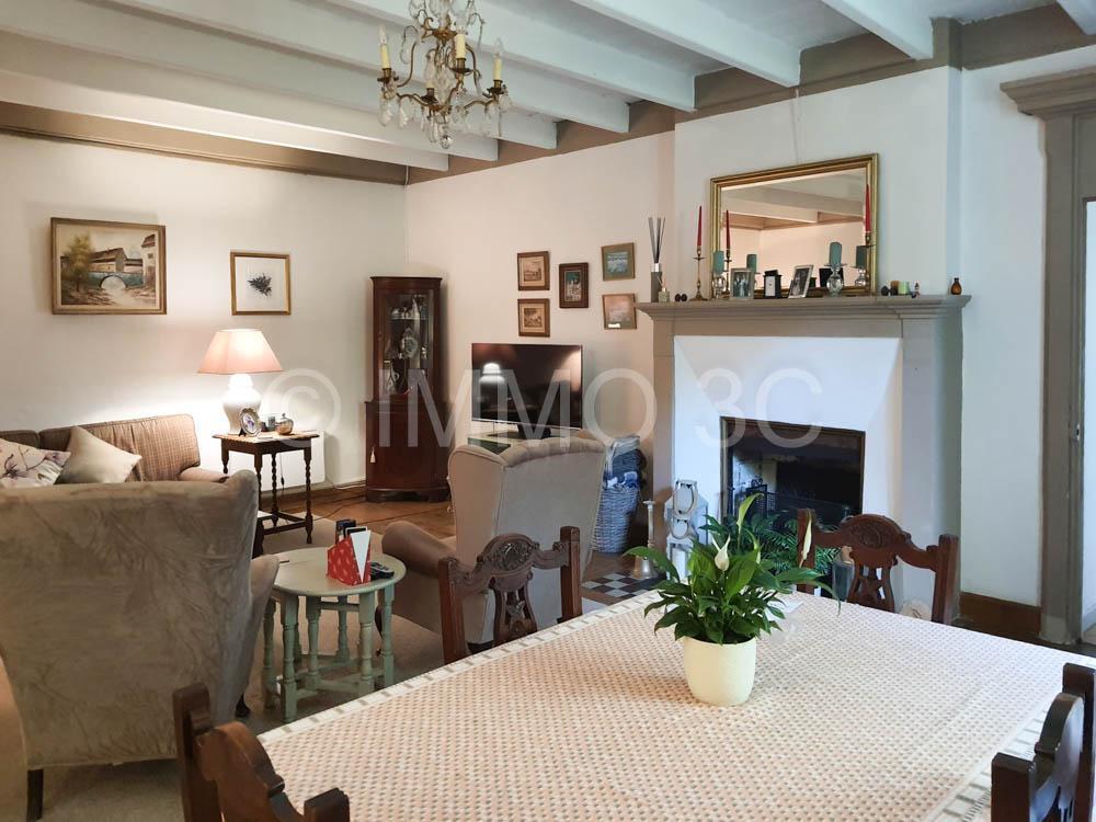Belle maison en pierres avec jardin arboré