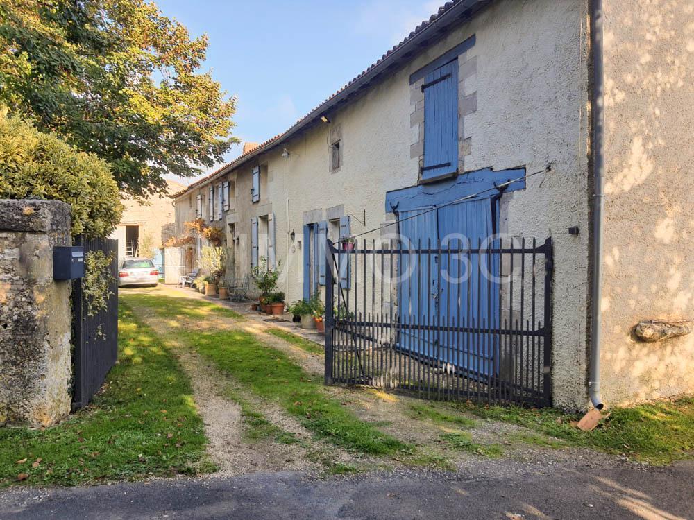 Belle maison en pierres avec jardin arboré
