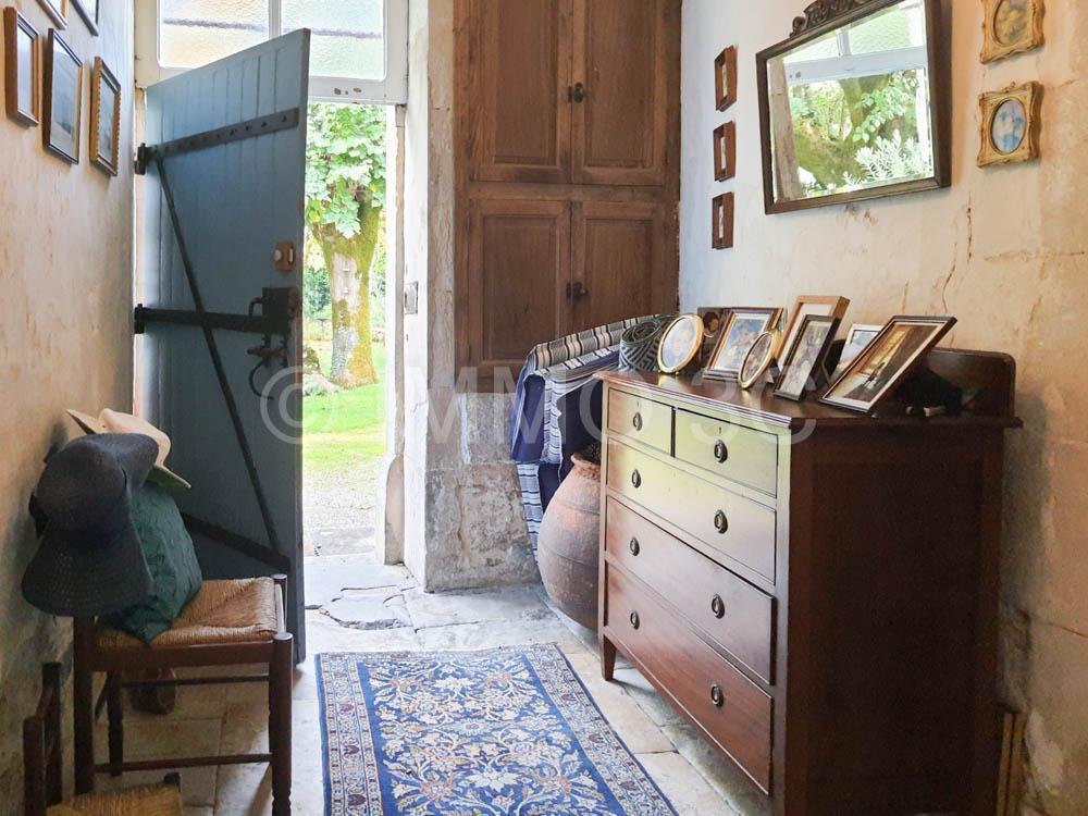 Belle maison en pierres avec jardin arboré