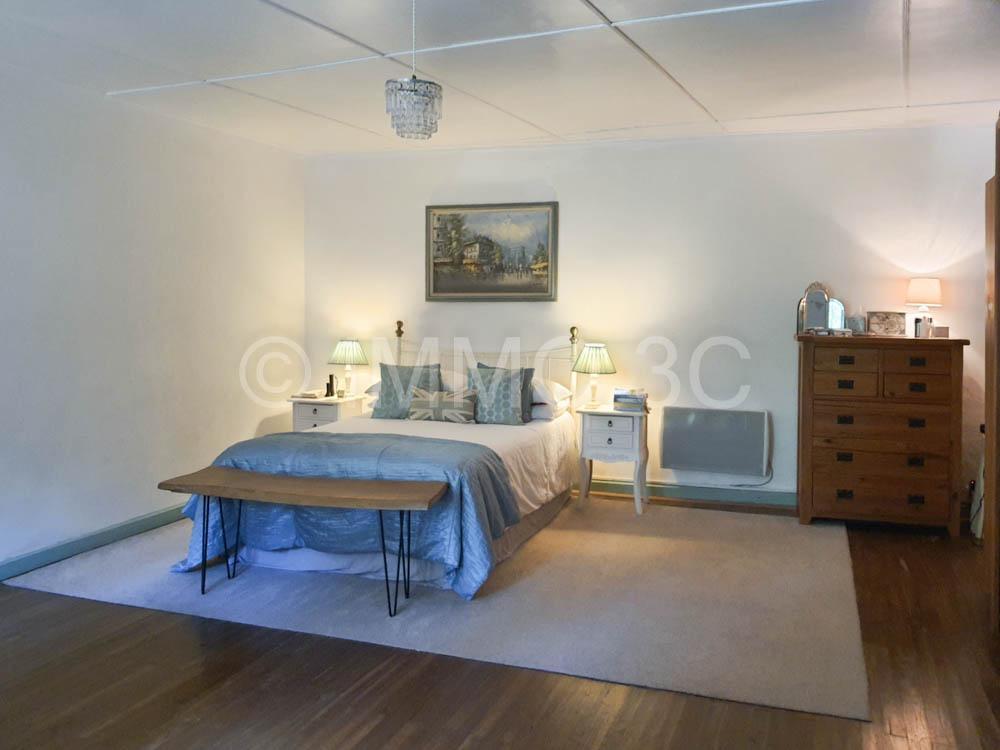 Belle maison en pierres avec jardin arboré
