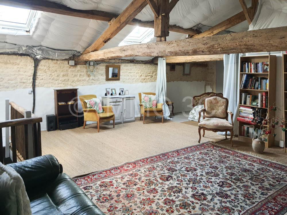 Belle maison en pierres avec jardin arboré