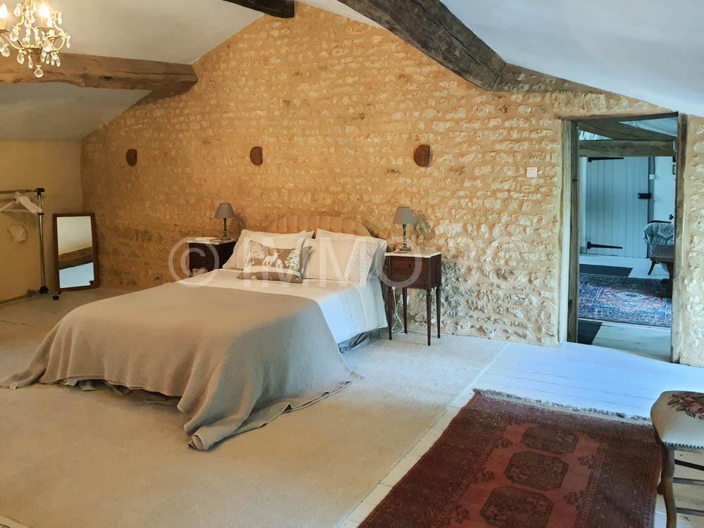 Belle maison en pierres avec jardin arboré