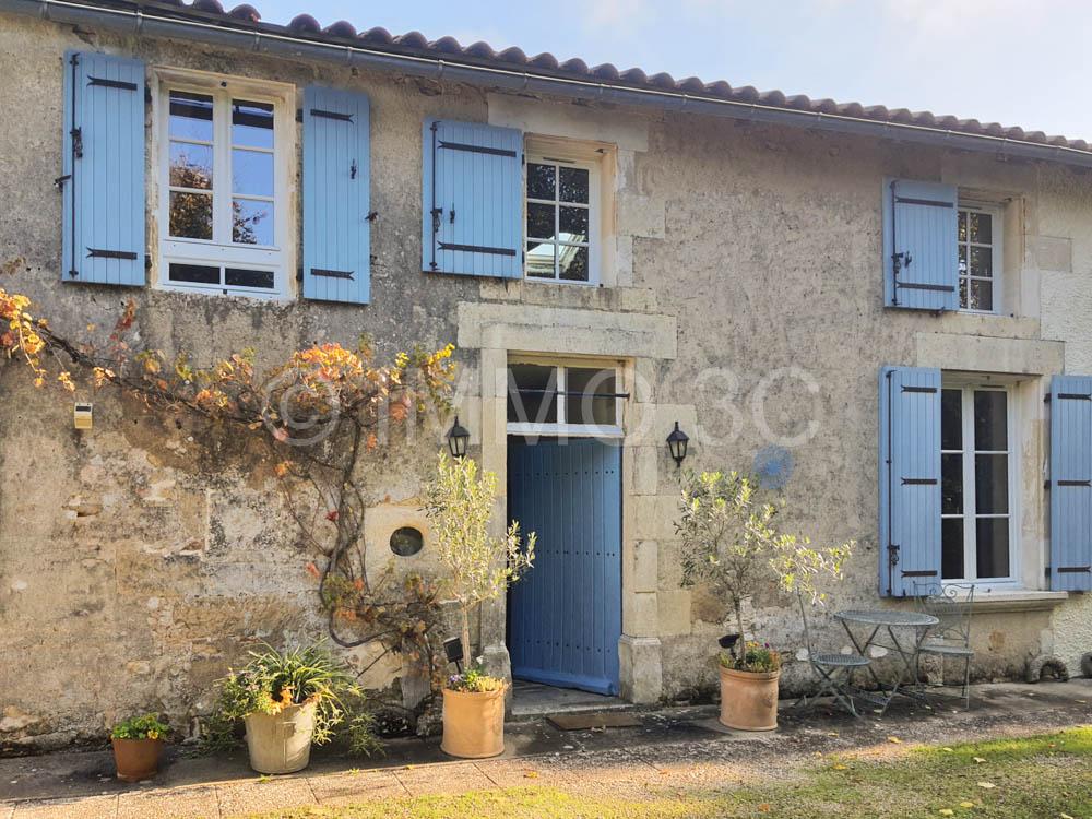 Belle maison en pierres avec jardin arboré