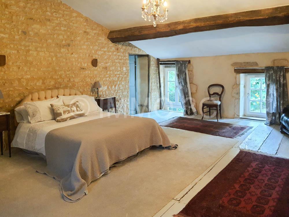 Belle maison en pierres avec jardin arboré