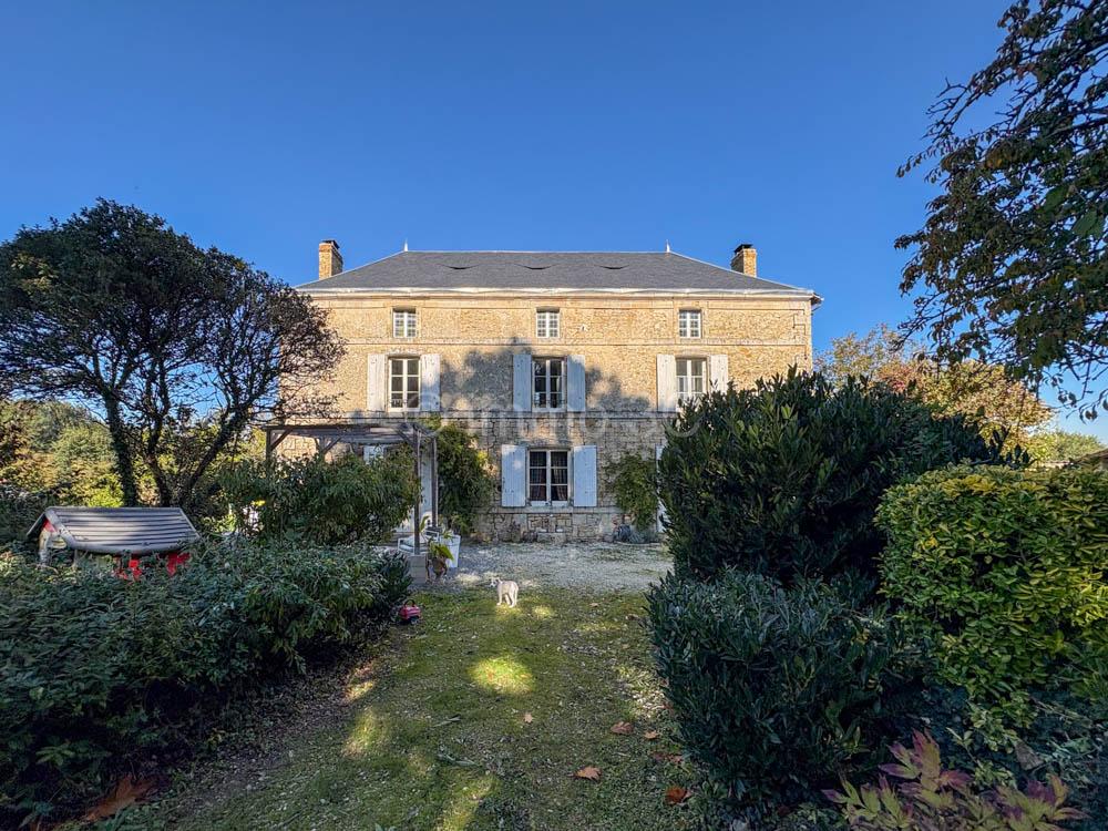 Belle maison de maître avec grand terrain