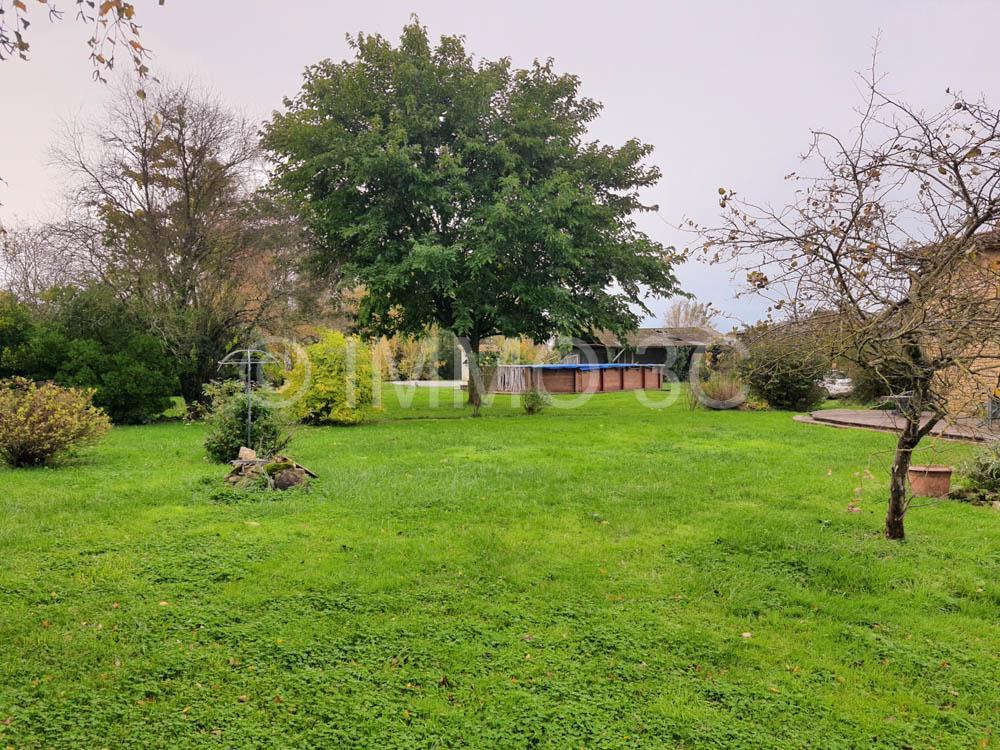 Grande maison rénovée avec dépendances et terrain