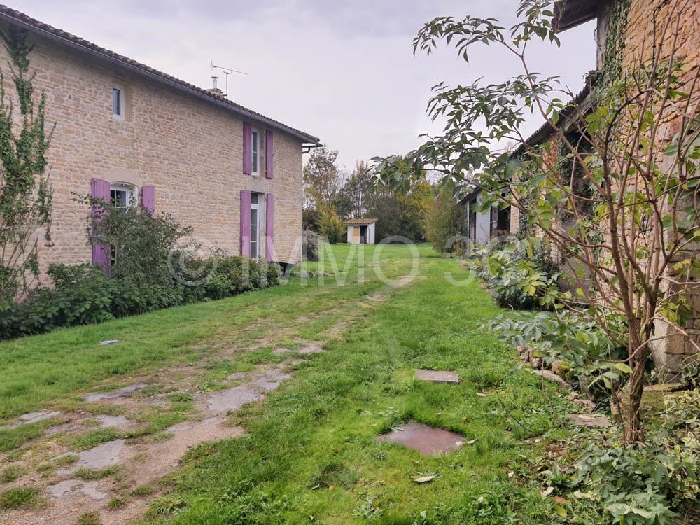 Grande maison rénovée avec dépendances et terrain