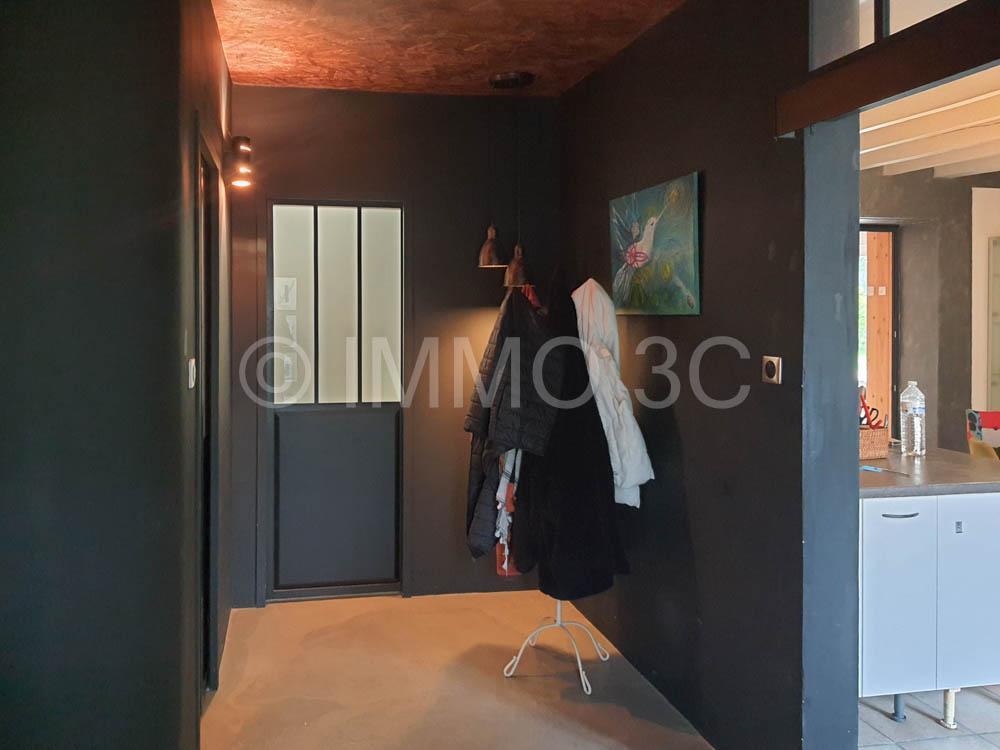 Grande maison rénovée avec dépendances et terrain