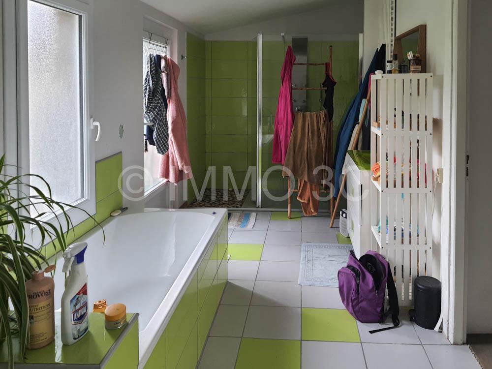 Grande maison rénovée avec dépendances et terrain