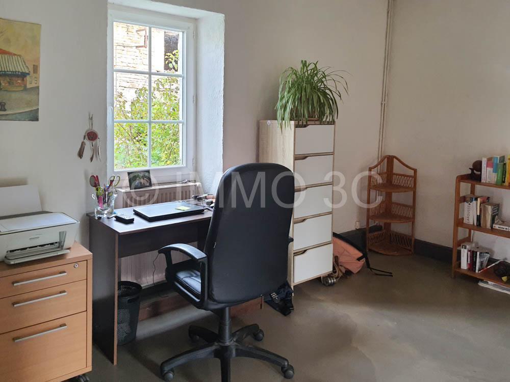 Grande maison rénovée avec dépendances et terrain