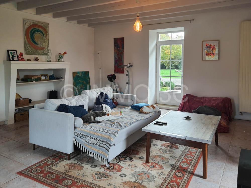 Grande maison rénovée avec dépendances et terrain