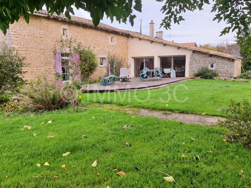 Grande maison rénovée avec dépendances et terrain