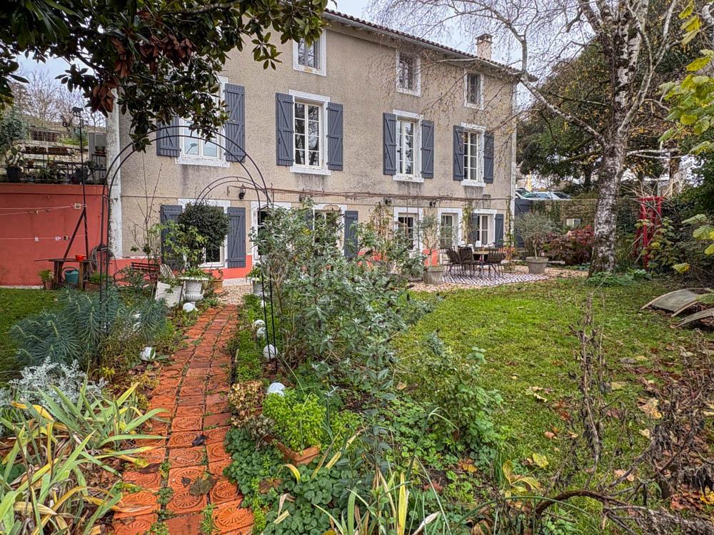 Belle maison bourgeoise avec garage et jardin