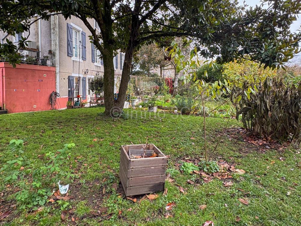 Belle maison bourgeoise avec garage et jardin