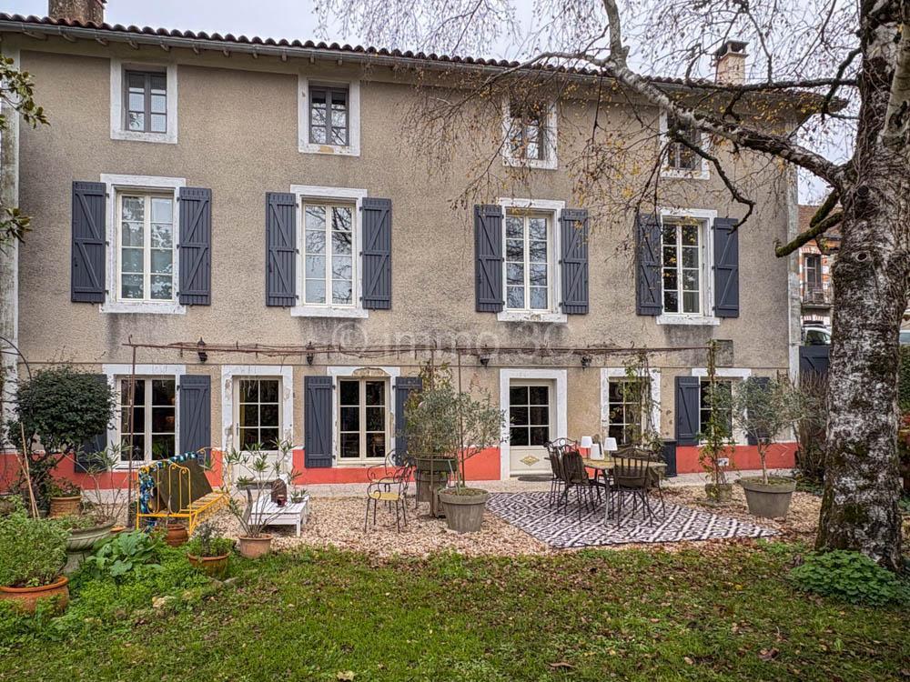 Belle maison bourgeoise avec garage et jardin