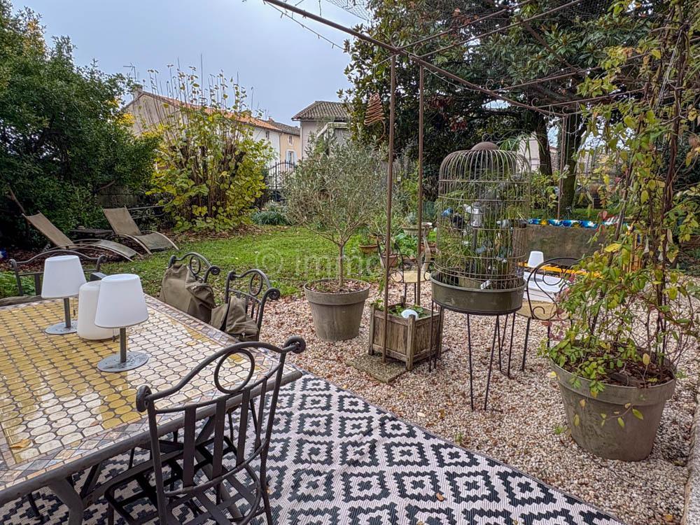 Belle maison bourgeoise avec garage et jardin