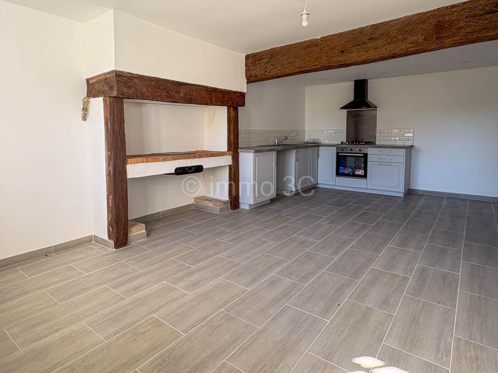 Maison en pierres rénovée avec dépendance