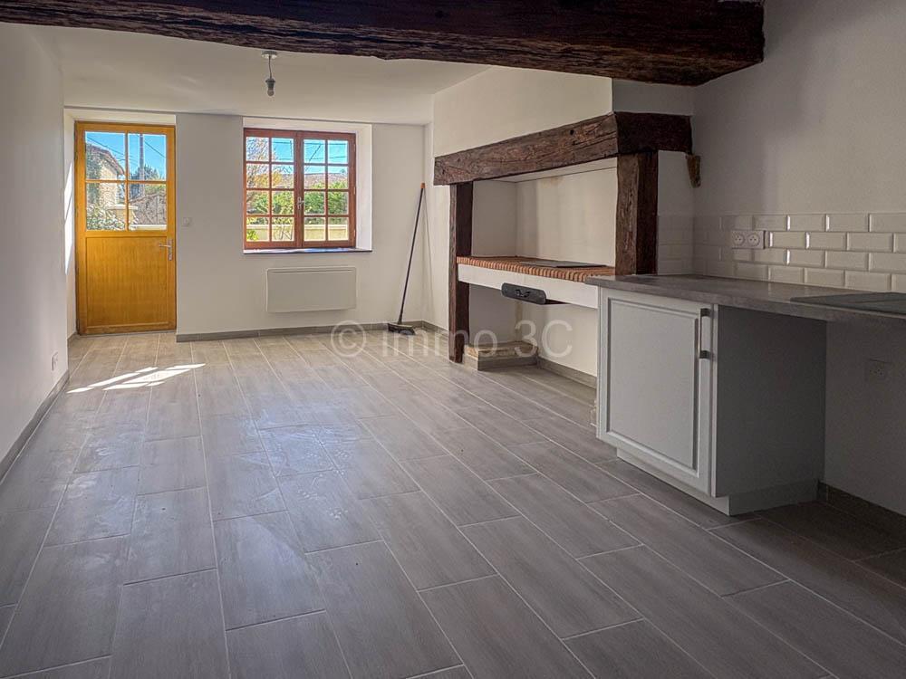 Maison en pierres rénovée avec dépendance