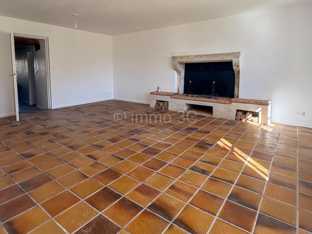 Maison en pierres rénovée avec dépendance