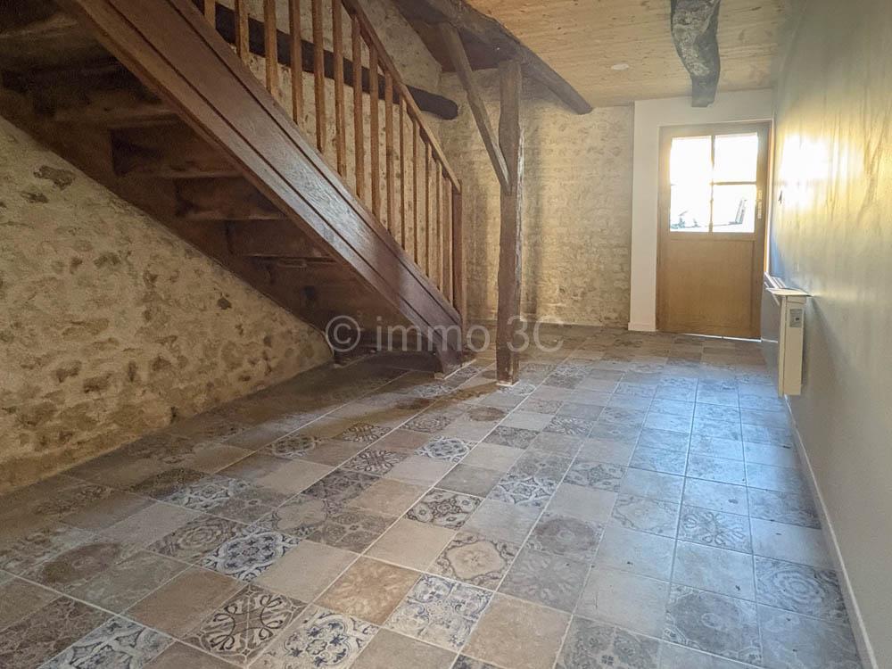 Maison en pierres rénovée avec dépendance