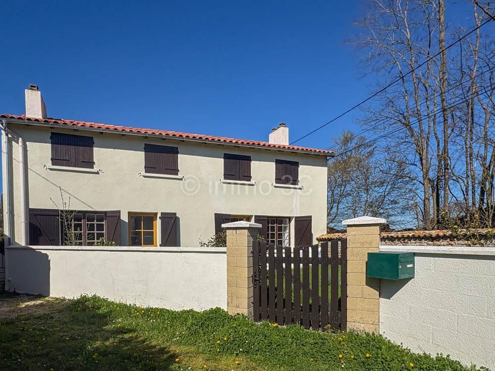 Maison en pierres rénovée avec dépendance