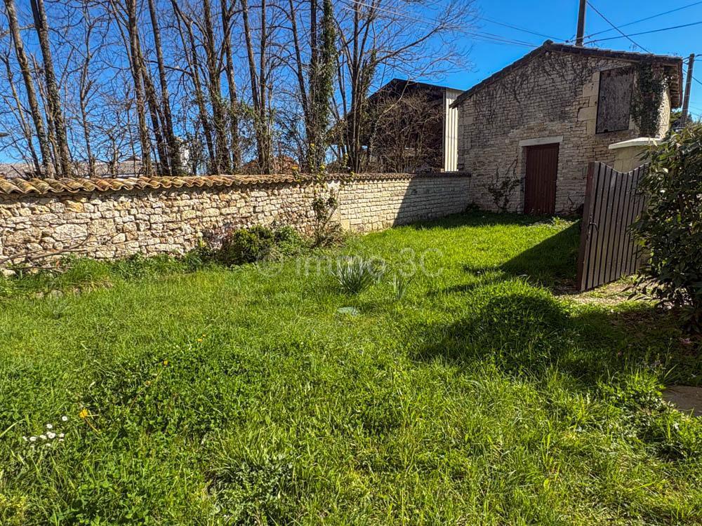 Maison en pierres rénovée avec dépendance