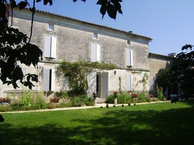 Maison de maître charentaise sur 2.79ha