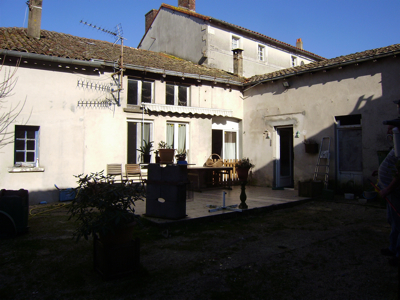 Maison de ville avec cour et garage